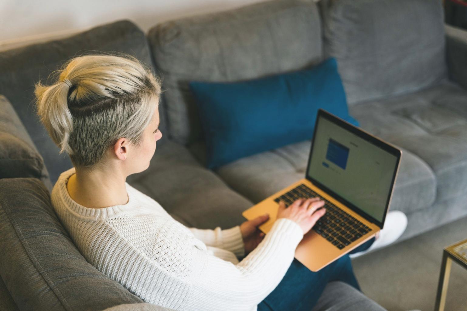 Profissional analisando dados financeiros e estratégias de investimento